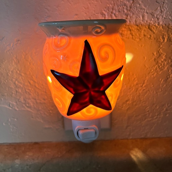 2/$8 Scentsy warmer - Picture 3 of 4